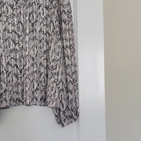 AQUA BY BLOOMINGDALE'S NUDE MULTICOLOR METALLIC BLOUSE Size M - Picture 4 of 12